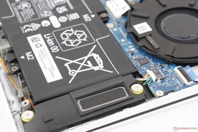 靠近前角的向下发射立体声扬声器即使在高音量设置下也不会发出嘎嘎声