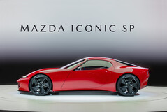 马自达 Iconic SP 的侧面设计明显向 Miata 和 RX-7 致敬。