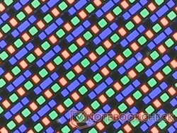 光面覆盖层上的锐利子像素呈现出极其清晰的画面