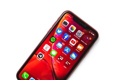 Apple 终于允许在 iPhone 上使用其他应用程序商店，但有限制条件。(图片：Sara Kurfeß）