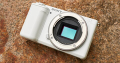索尼的 ZV-E10 于 2021 年推出，是一款紧凑型 APS-C 相机，配备索尼 E 卡口和大量高端功能。(图片来源：索尼）