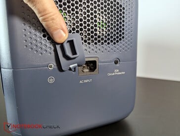 交流充电端口和双冷却风扇位于右侧。