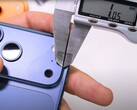 耐久性测试人员扎克-尼尔森（Zack Nelson）说，iPhone 17 Pro 上的 "划痕门 "是真实的，完全是Apple 的错。(图片来源：JerryRigEverything）