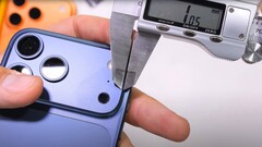 耐久性测试人员扎克-尼尔森（Zack Nelson）说，iPhone 17 Pro 上的 