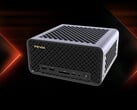 FA80G 最高可搭载 AMD Ryzen 9 9950X3D 处理器。图为:展示该迷你电脑正面的宣传图片(经编辑处理)。