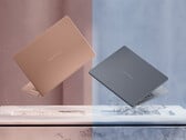 Panther Lake ZenBook 14 OLED 宣称满电状态下可提供长达 18 小时的网页浏览时间。图为展示该笔记本电脑两种配色的宣传图。