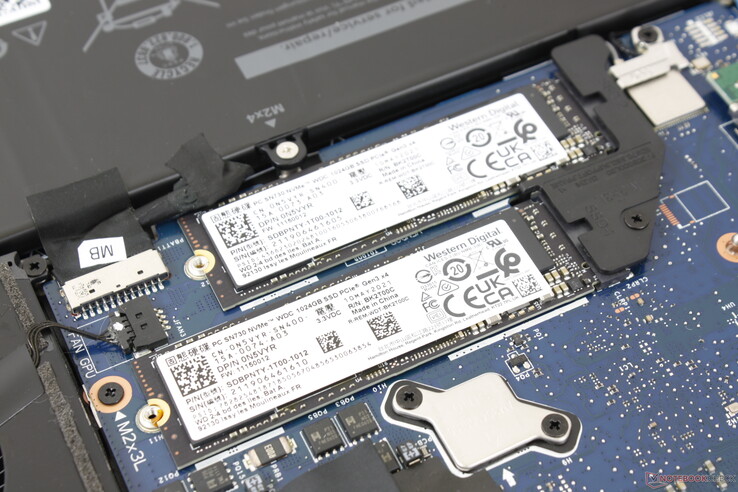 2个M.2 2280插槽。一个支持PCIe4，而另一个只支持到PCIe3。在图片中，SSD顶部的铜质散热器被移除。