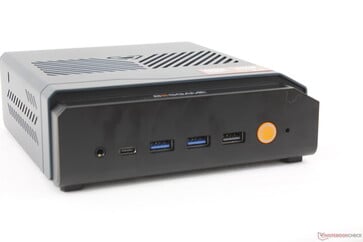 正面:3.5 毫米耳机接口、支持 DisplayPort 2.1 的 USB-C 4.0 接口、3 个 USB-A 3.2 Gen. 2 接口、电源按钮、重置按钮