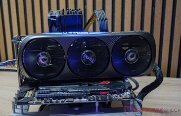 众泰游戏GeForce RTX 4080 超级三位一体黑色版体积测量