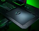 桌上展示的 Razer Atlas Pro 玻璃鼠标垫
