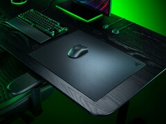 桌上展示的 Razer Atlas Pro 玻璃鼠标垫