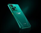 Realme GT 7 梦想版是与阿斯顿-马丁阿美 F1 车队共同设计的。(图片来源：Realme）