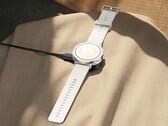 Realme Watch S5 采用扁平边框，看起来与众不同。