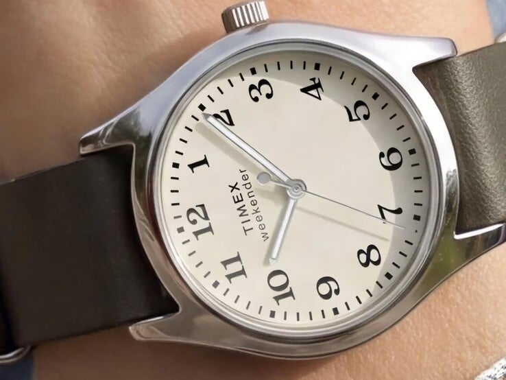 Timex Weekender New England TW2Y86600 腕表,配有银色表壳和深绿色皮革表带,此为侧面视角。
