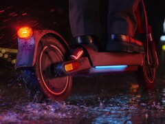 新款小米电动滑板车 5 Plus 将加入滑板车 5 Max(如图)等现有机型。(图片来源:小米)