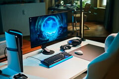 一套简洁的studio游戏配置:白色桌面上摆放着索尼Inzone M10S II显示器,旁边是竖置的PlayStation 5 Pro主机、机械键盘、无线鼠标以及带有淡蓝色背光的耳机。