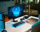 一套简洁的studio游戏配置:白色桌面上摆放着索尼Inzone M10S II显示器,旁边是竖置的PlayStation 5 Pro主机、机械键盘、无线鼠标以及带有淡蓝色背光的耳机。