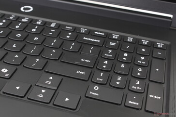 箭头键比 QWERTY 主键大，以适应游戏的需要