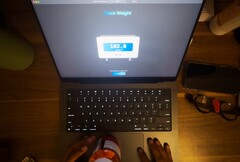 MacBook Pro 的触控板可以称量小物体的重量。(图片来源：Krish Shah）