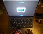 MacBook Pro 的触控板可以称量小物体的重量。(图片来源：Krish Shah）