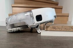 DJI Romo P2 正在攀爬。
