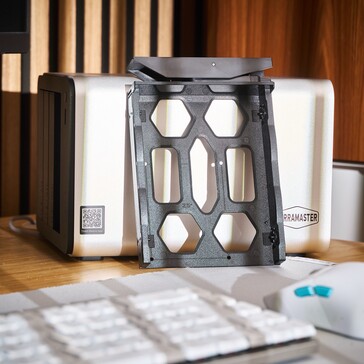 硬盘托盘由塑料制成。