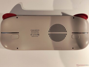 背面有一条装饰条纹和两个纽扣