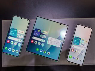 从左到右展开的最新三星可折叠手机： Galaxy Z Flip7、Fold7 和 Flip7 FE（图片来源：Notebookcheck）