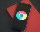 一部显示 Google Chrome 标志的智能手机，展示了 GLM-5.3 和一项 Chrome 漏洞利用方法