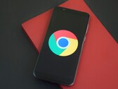 一部显示 Google Chrome 标志的智能手机，展示了 GLM-5.3 和一项 Chrome 漏洞利用方法