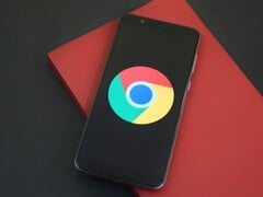 一部显示 Google Chrome 标志的智能手机，展示了 GLM-5.3 和一项 Chrome 漏洞利用方法