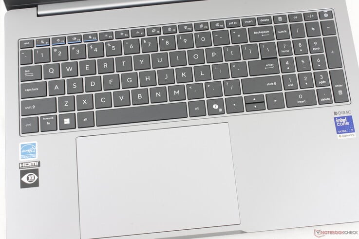 ExpertBook 笔记本电脑以其 F1 至 F4 键上的彩色装饰线而著称
