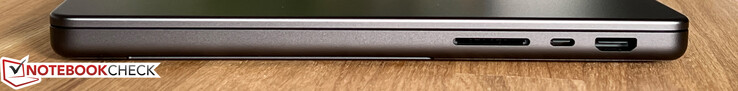 右侧读卡器、USB-C 4.0 w/ Thunderbolt 4（40 Gbps、DisplayPort-ALT 模式 1.4、Power Delivery）、HDMI 2.1