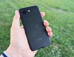 Enough Phone 的体积与苹果 iPhone 13 mini 差不多。