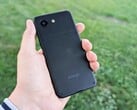 Enough Phone 的体积与苹果 iPhone 13 mini 差不多。