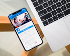 屏幕上显示 Facebook 应用程序的手机。图片库。(图片来源：Timothy Hales Bennett on Unsplash)