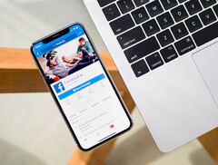 屏幕上显示 Facebook 应用程序的手机。图片库。(图片来源：Timothy Hales Bennett on Unsplash)