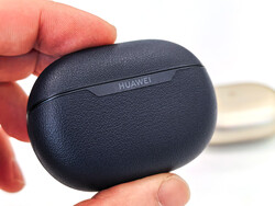 深蓝色，表面有纹理