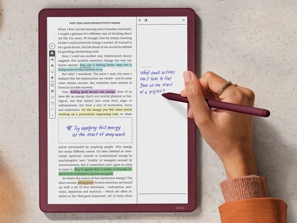 Kindle Scribe Colorsoft 包装盒中附带一支高级笔。(图片来源：亚马逊）