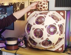 Noctua SuperDome 可在游戏电脑的侧板上安装 15 个风扇。