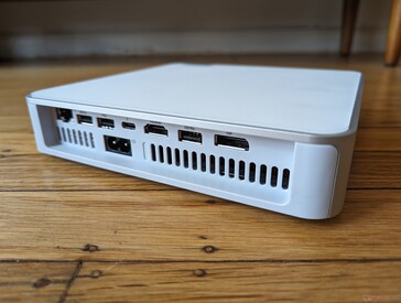 后部：2.5 Gbps RJ-45、USB-A 3.2 Gen.2、USB-A 2.0、电源线、HDMI 2.1 TMDS、USB-A 3.2 Gen.2、DisplayPort 1.4