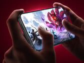 Redmi K90 Ultra 搭载骁龙 8 Elite 处理器。图为一张展示该手机运行 MOBA 游戏的宣传图。