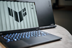 华硕 TUF Gaming A14 和 A16 配备了两个固态硬盘空间。(来源：Alex Waetzel for Notebookcheck）