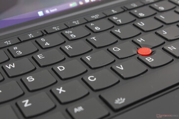 按键反馈均匀，但不像典型的 ThinkPad 笔记本电脑键盘那样坚固
