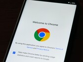 智能手机上显示的 Google Chrome 欢迎屏幕，带有 Chrome 徽标