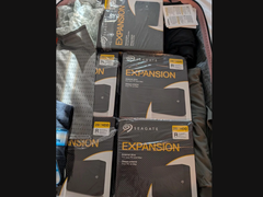 5 个希捷 28TB 扩展台式机硬盘装在一个手提箱里