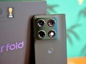 摩托罗拉 Razr Fold 正不遗余力地致力于成为配备摄像头的最佳折叠屏手机。