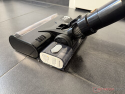 水箱和拖把垫钩在地板头的后部。