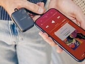 Twelve South PowerClip 是一款小巧的 2,000 毫安时移动电源。