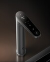 小米米家富矿净水器 1200G 的水龙头带有触摸屏。(图片来源：小米）